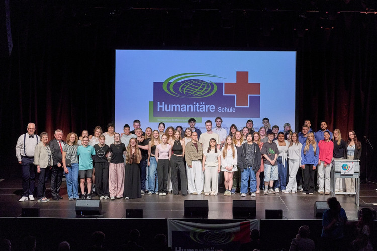 Gruppenfoto auf der Zertifizierungsfeier der Kampagne Humanitäre Schule.