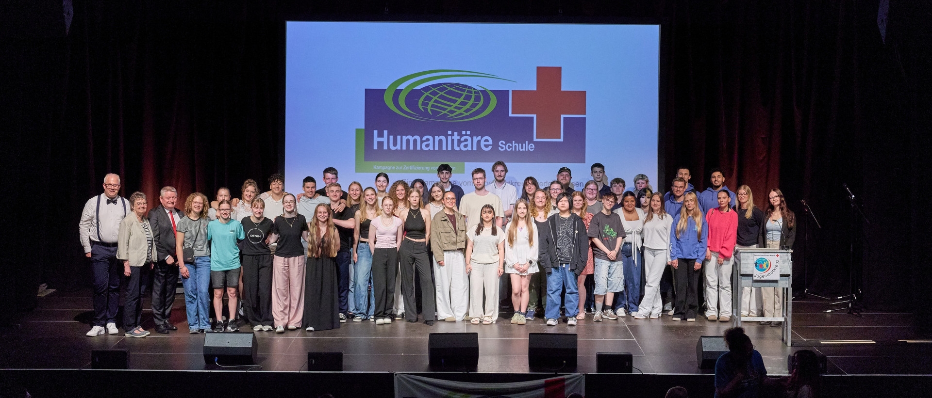 Gruppenfoto auf der Zertifizierungsfeier der Kampagne Humanitäre Schule.