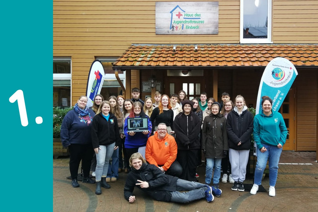 Schülerinnen und Schüler posieren für ein Gruppenfoto der Scout-Seminare.